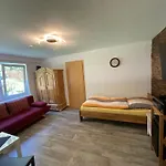 Messe-Apartment, 4 Schlafzimmer, 80 Qm, Garten - 6 Km Zur Messe, Verkehrsguenstig, Ruhig, Parkplaetze